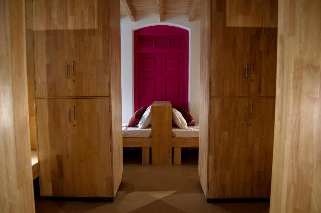 Una cama o camas en una habitación de Roambay