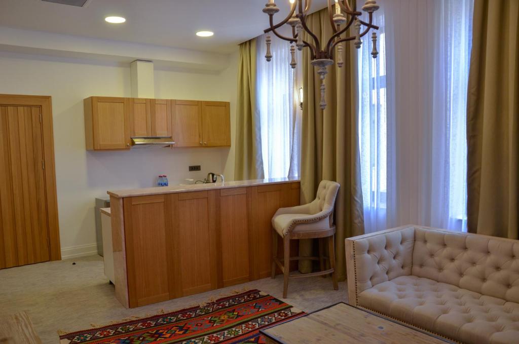 Kuchyň nebo kuchyňský kout v ubytování Shirvanshah Hotel