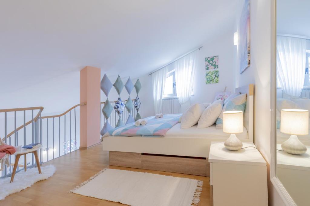 Łóżko lub łóżka w pokoju w obiekcie Center Penthouse Apartment