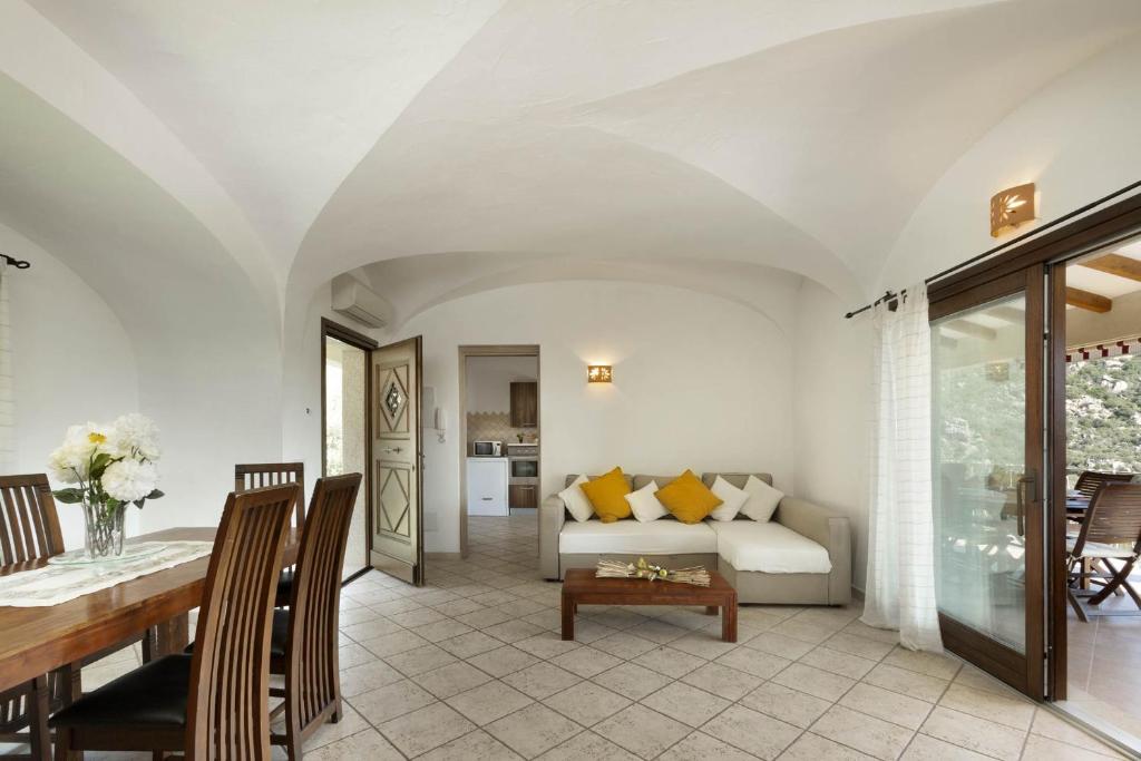 un salon avec un canapé et une table dans l'établissement Porto Cervo-Villa La Gjanda, à Abbiadori
