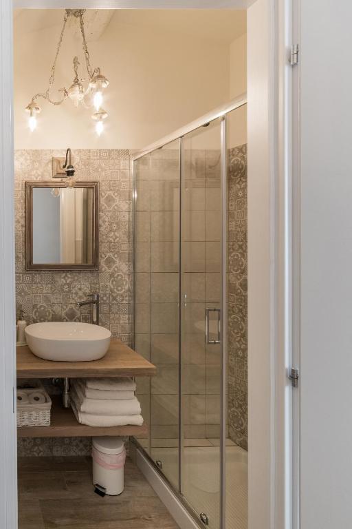 A bathroom at Pistoia Luxury Suite