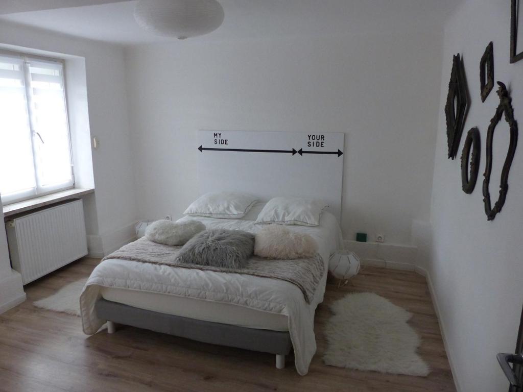 1 dormitorio con 1 cama con un estante en la pared en Meublé de charme proche du centre ville, en Niederbronn-les-Bains