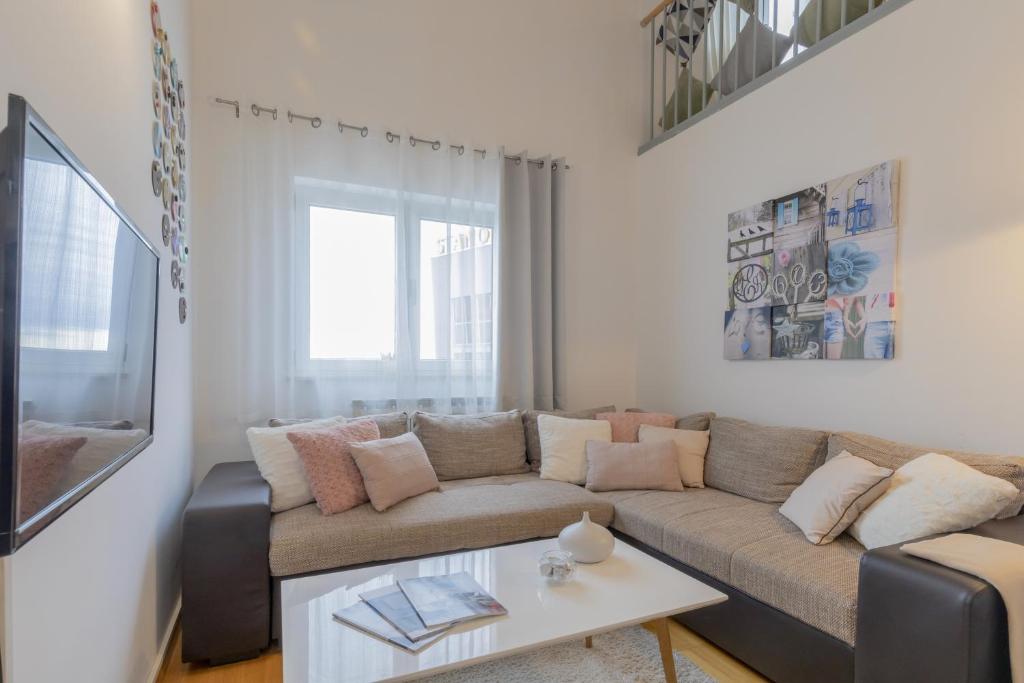 salon z kanapą i stołem w obiekcie Center Penthouse Apartment w Puli
