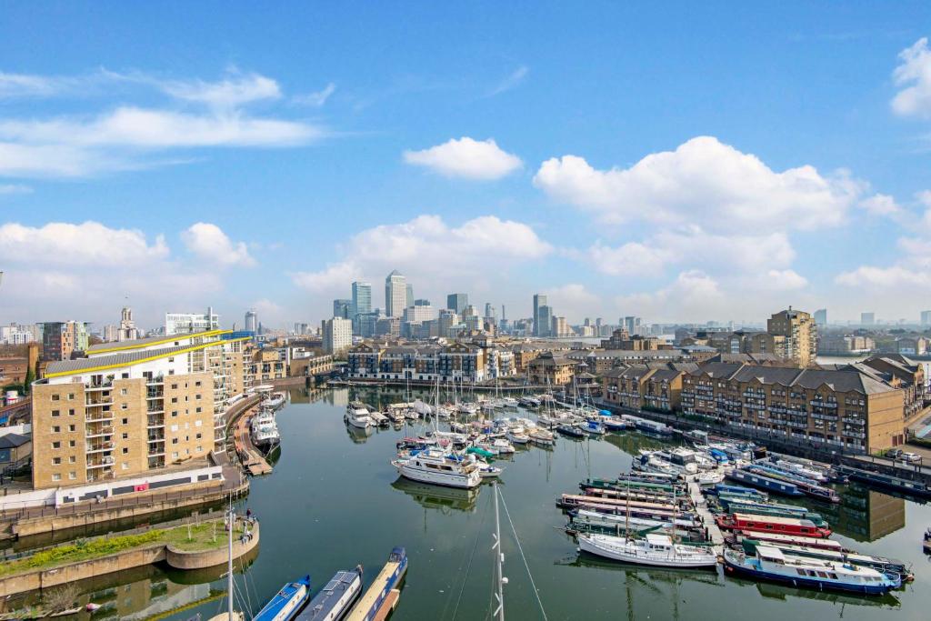 3 Bedroom apartment in Canary Wharf with Marina Views