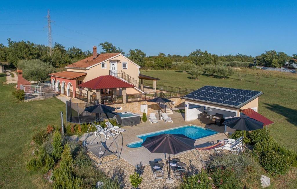 Bazén v ubytovaní Villa Ivda in Porec Area alebo v jeho blízkosti