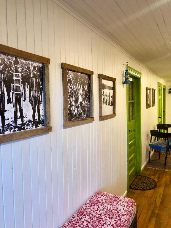 Uma área de estar em Wild Hostel