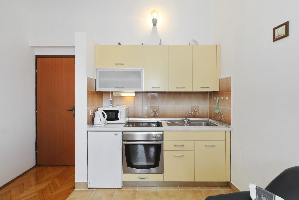 Kuchyň nebo kuchyňský kout v ubytování Apartments Vedrana