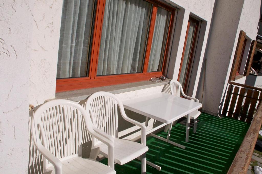 B&B St Moritz的阳台或露台