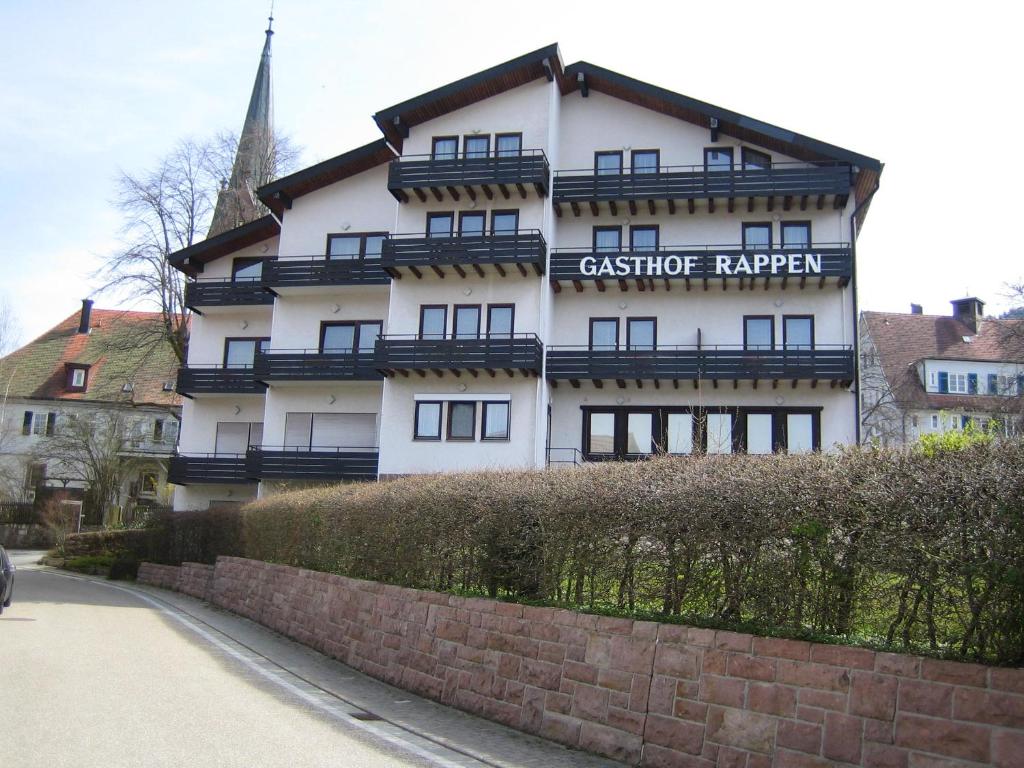 un grande edificio bianco con un cartello sopra di hotel rappen a Baiersbronn