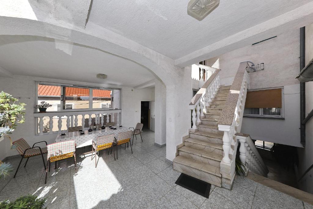 TV a/nebo společenská místnost v ubytování Apartments Vedrana