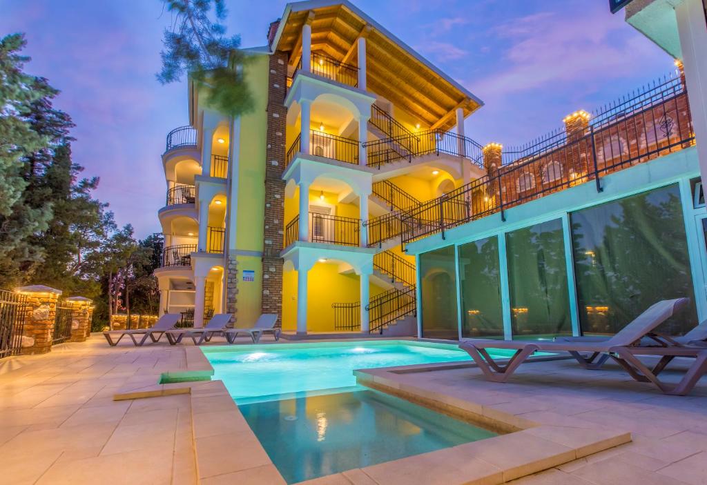 Bazén v ubytování Palace Paulina Luxury Residence nebo v jeho okolí