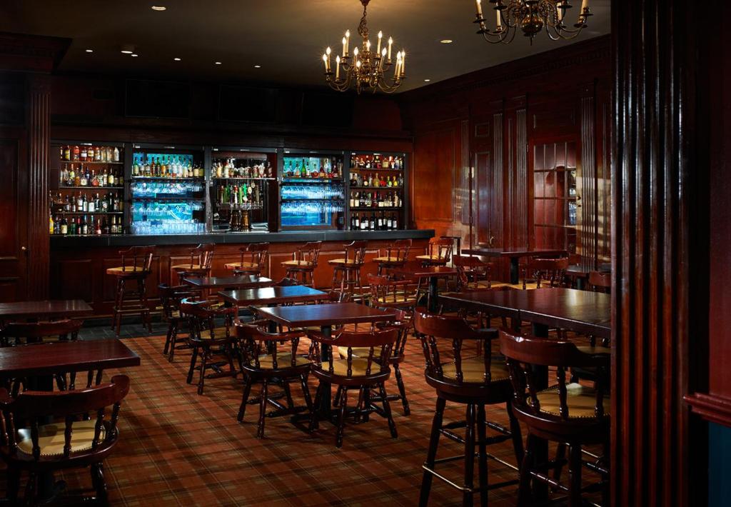 Lounge nebo bar v ubytování Omni William Penn Hotel