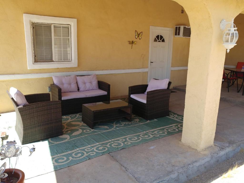 porche con sillas, sofá y mesa en Dolan Springs, Grand Canyon Skywalk, en Dolan Springs