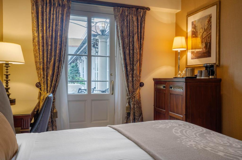 Omni Royal Orleans Hotel - Deluxe Balcony Room - 1 Queensize -Bett