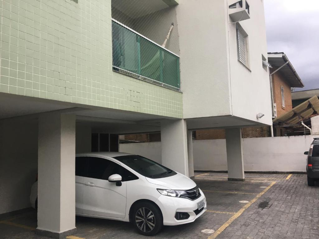  Apto 2 QTs c Garagem e Piscina no Centro