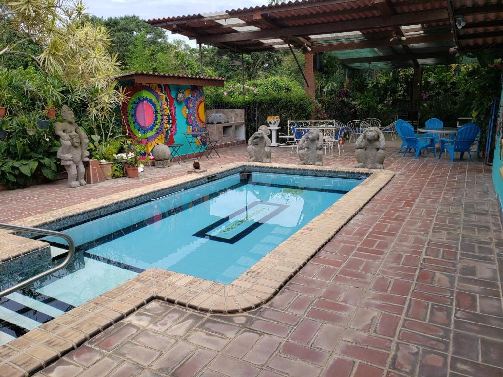 una piscina en un patio con patio en Villa San Antonio - El Valle de Anton, en El Valle