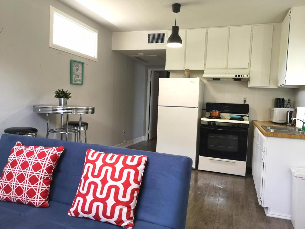 a living room with a blue couch and a kitchen at Pasadena single house in Pasadena