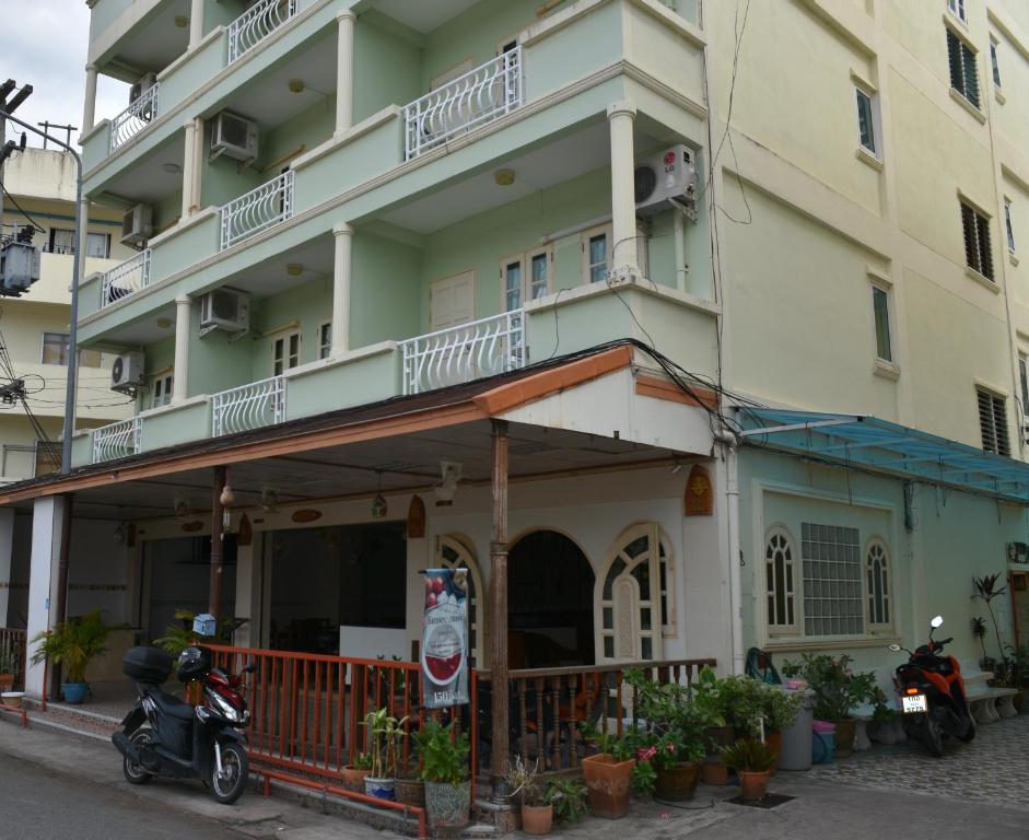 Un edificio con una motocicleta estacionada enfrente. en Jardin, en Pattaya South