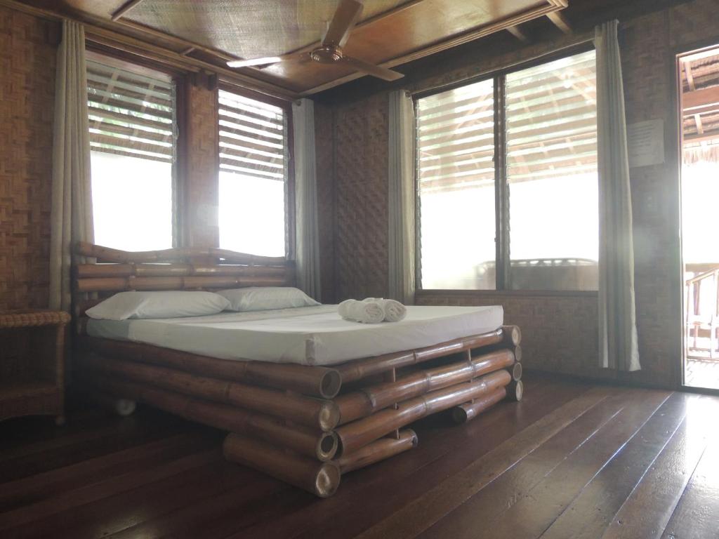 Postel nebo postele na pokoji v ubytování Coral Cay Resort, Inc.