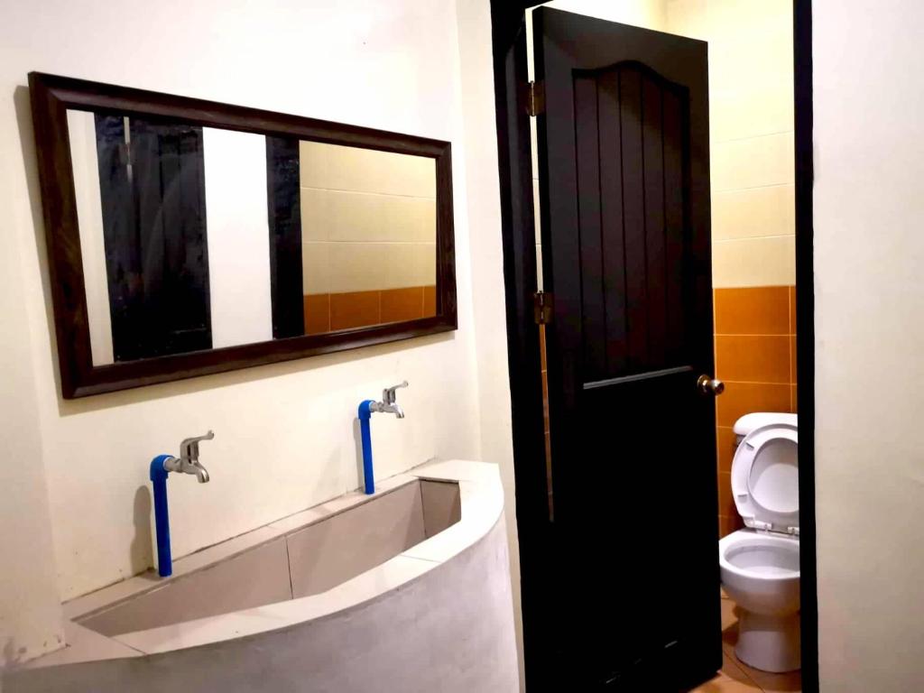 Koupelna v ubytování Connecting Flight Mactan Cebu Hostel