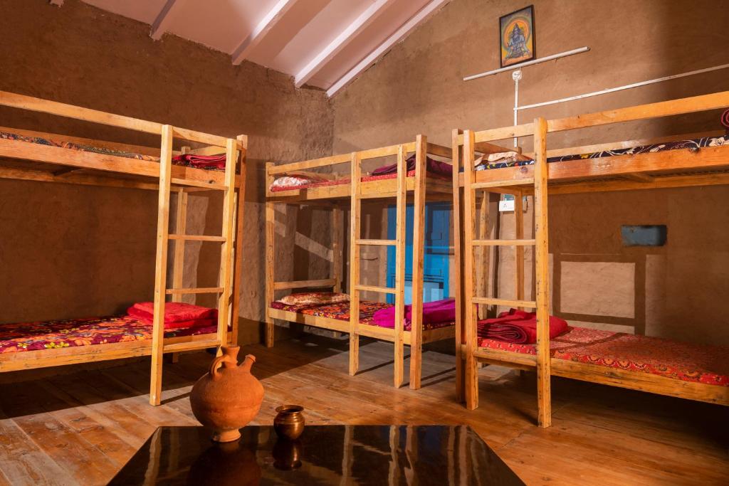Postel nebo postele na pokoji v ubytování Vista Hostel Jeolikote, Nainital