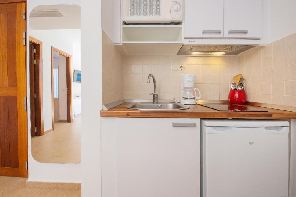 Кухня или мини-кухня в Hotel Playa Mondrago
