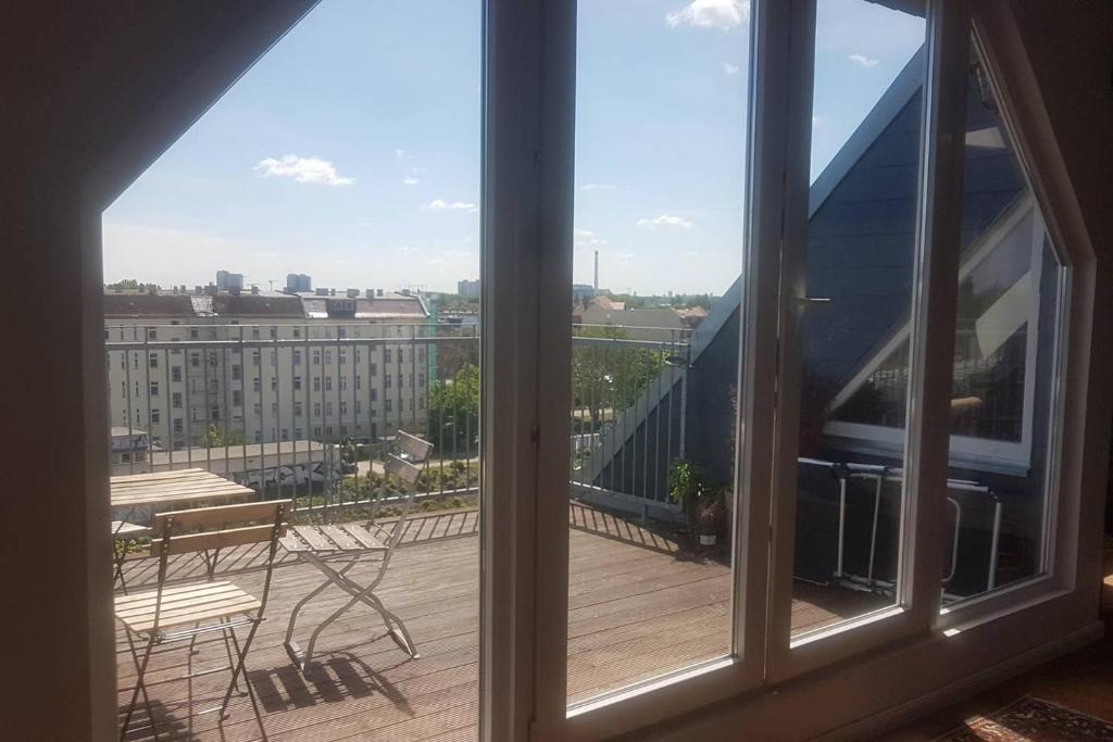 Vous bénéficierez d'une vue depuis la fenêtre du balcon. dans l'établissement Helle Dachgeschosswohnung für 8 Personen in zentraler Lage, à Berlin