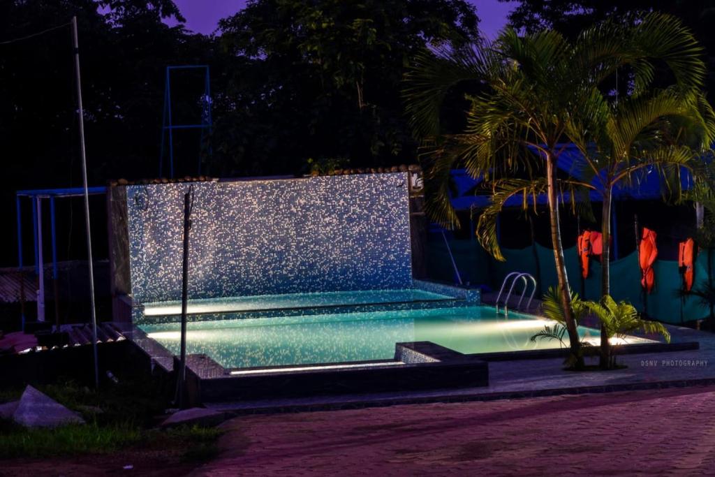 Bazén v ubytování Adventure Inn Dandeli nebo v jeho okolí