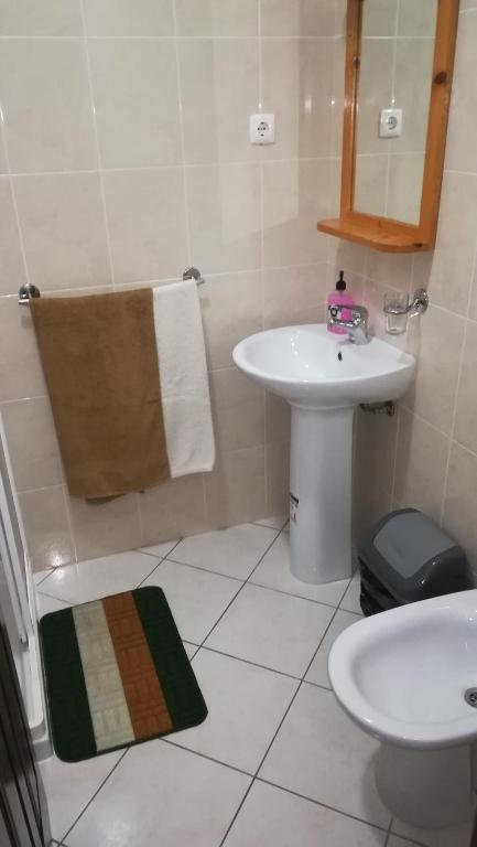 Koupelna v ubytování Basic Hotel