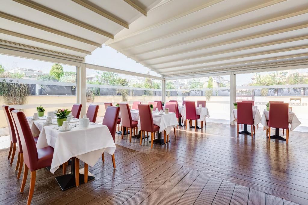 Um restaurante ou outro lugar para comer em Romoli Hotel