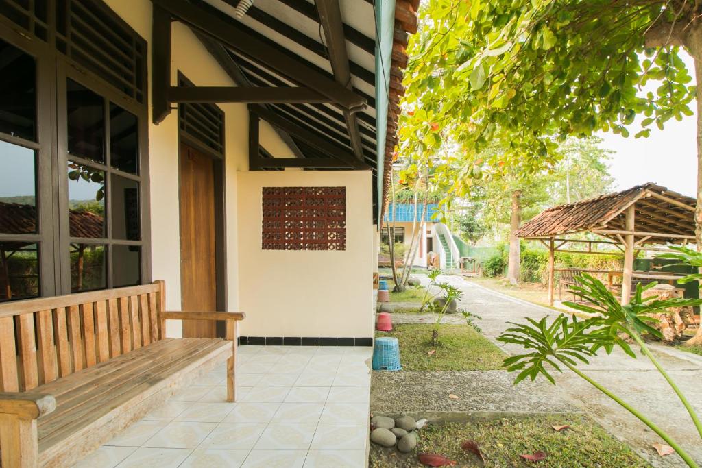 Zahrada ubytování RedDoorz @ Pantai Pelabuhan Ratu 2
