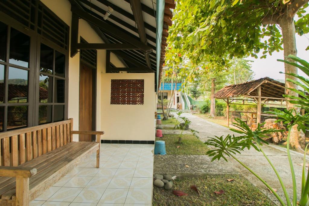 Zahrada ubytování RedDoorz @ Pantai Pelabuhan Ratu 2