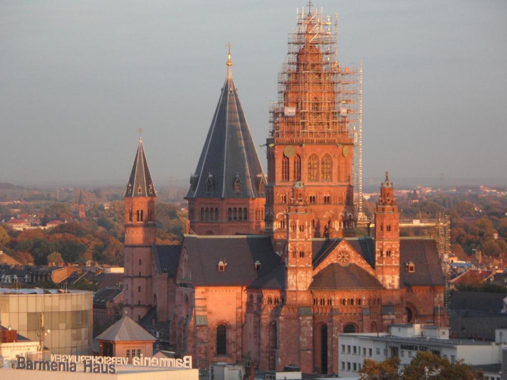 Altstadtapartment Mainz في ماينز: مبنى قديم يوجد به برجين في مدينة