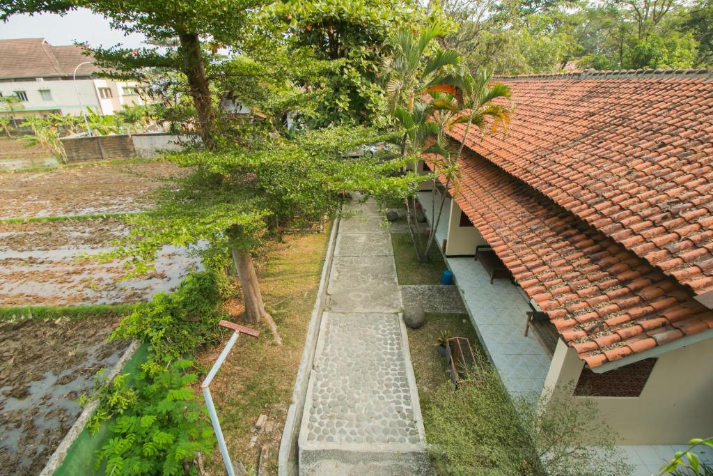 Zahrada ubytování RedDoorz @ Pantai Pelabuhan Ratu 2