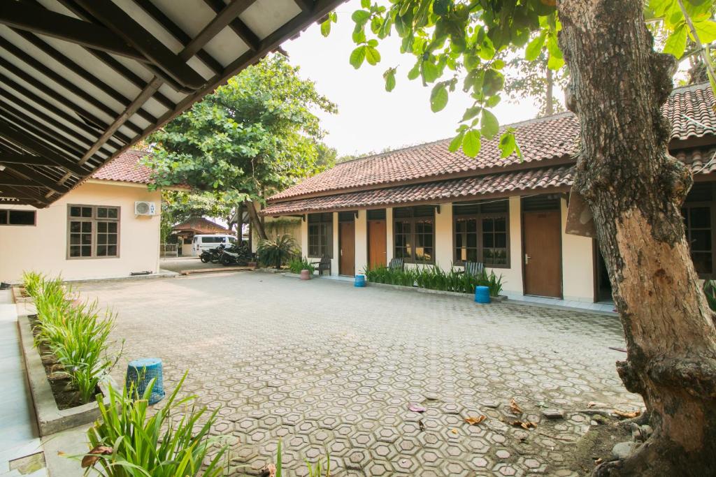 Zahrada ubytování RedDoorz @ Pantai Pelabuhan Ratu 2