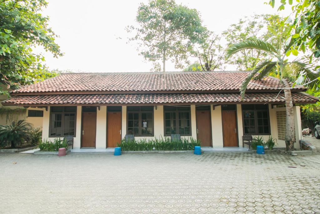 Zahrada ubytování RedDoorz @ Pantai Pelabuhan Ratu 2