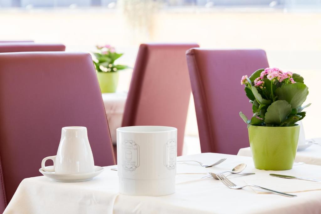 Um restaurante ou outro lugar para comer em Romoli Hotel