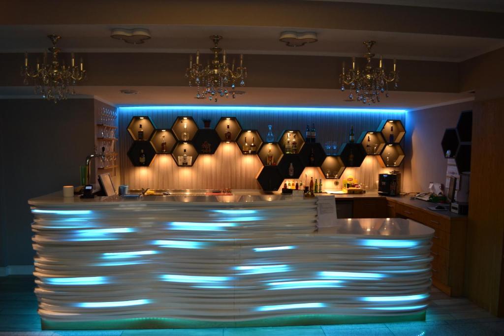 un bar en un restaurante con luces azules en Hotel Julian, en Szczecin