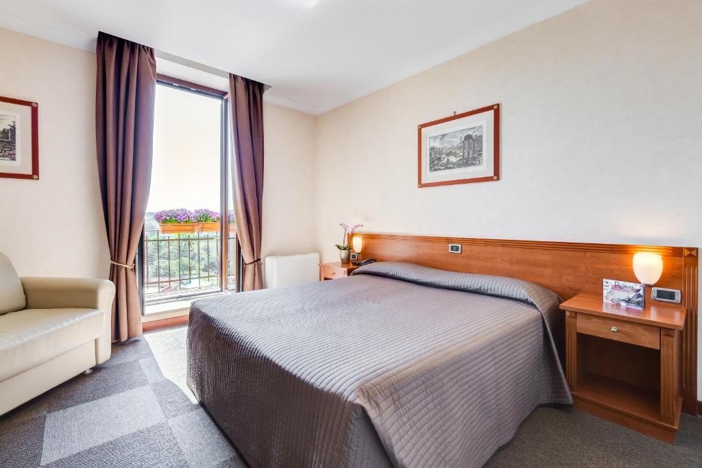Uma cama ou camas num quarto em Romoli Hotel