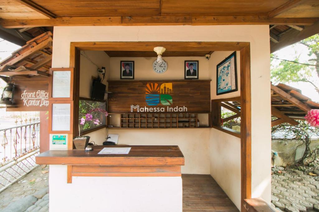 an outdoor office with a desk in a building at RedDoorz @ Pantai Pelabuhan Ratu 2 in Sukabumi