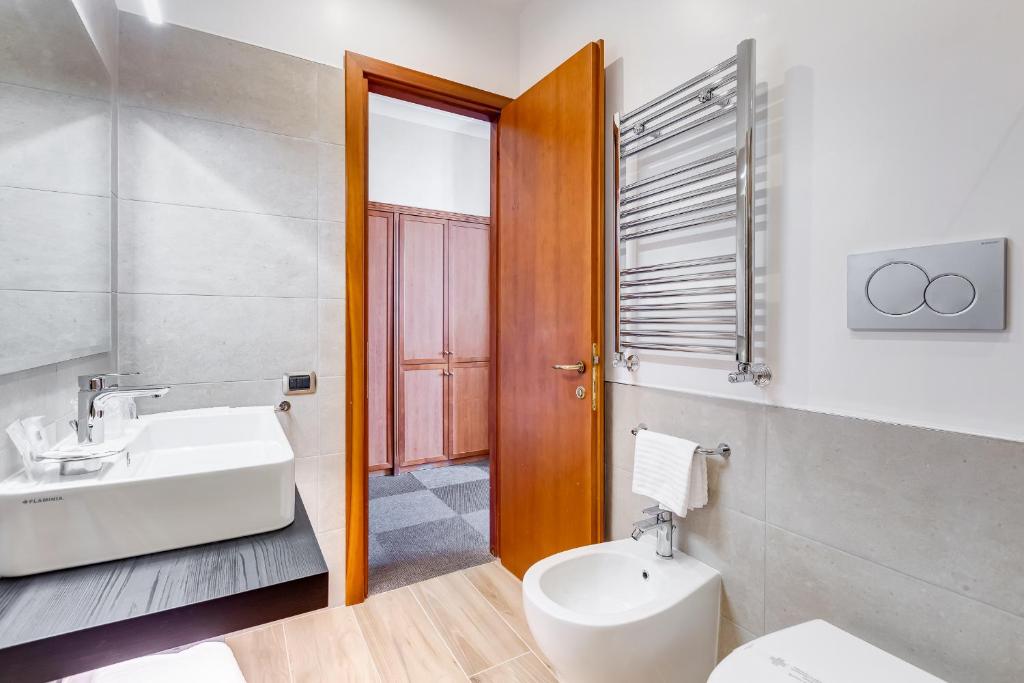 Uma casa de banho em Romoli Hotel