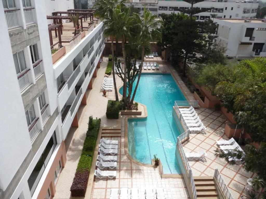 Bazén v ubytování HOTEL KAMAL CITY CENTER nebo v jeho okolí
