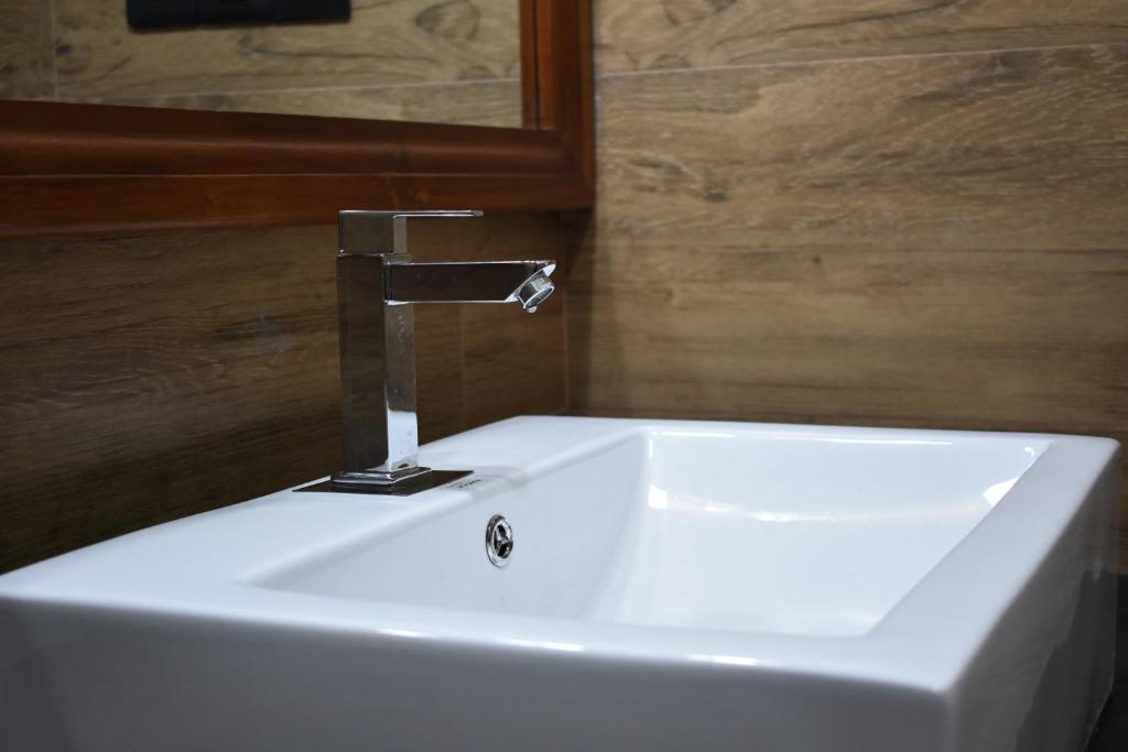 Forest Edge Safari Villa - 18