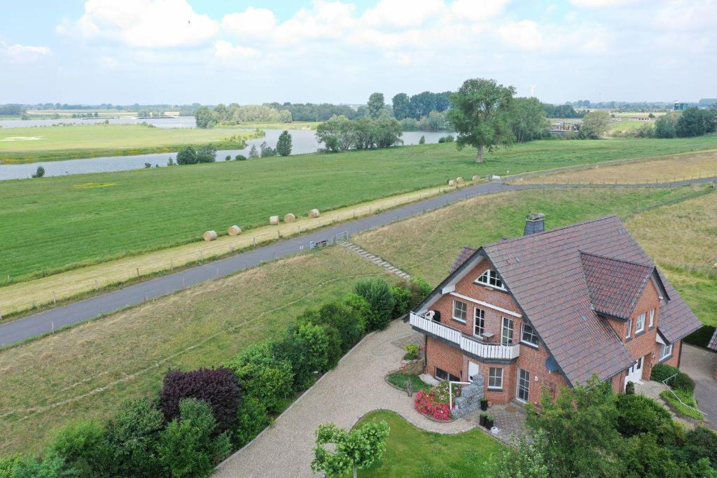 une vue aérienne sur une maison dans un champ dans l'établissement Ferienwohnung Rheinblick Bislich, à Wesel