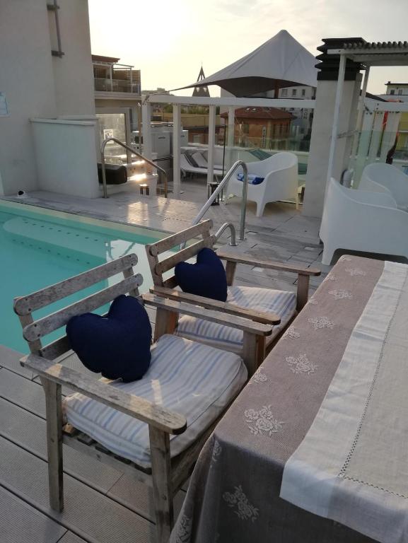 Bazén v ubytování Hotel Madalù nebo v jeho okolí