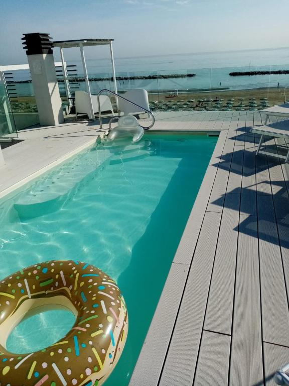 Bazén v ubytování Hotel Madalù nebo v jeho okolí