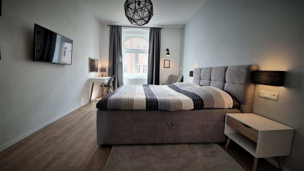 1 dormitorio con cama, sofá y TV en Jacob´s Apartement, en Plzeň