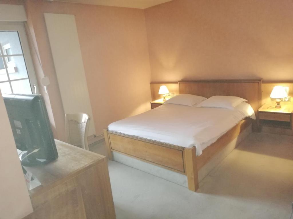 Postel nebo postele na pokoji v ubytování Logis Hotel Aux Comtes De Hanau