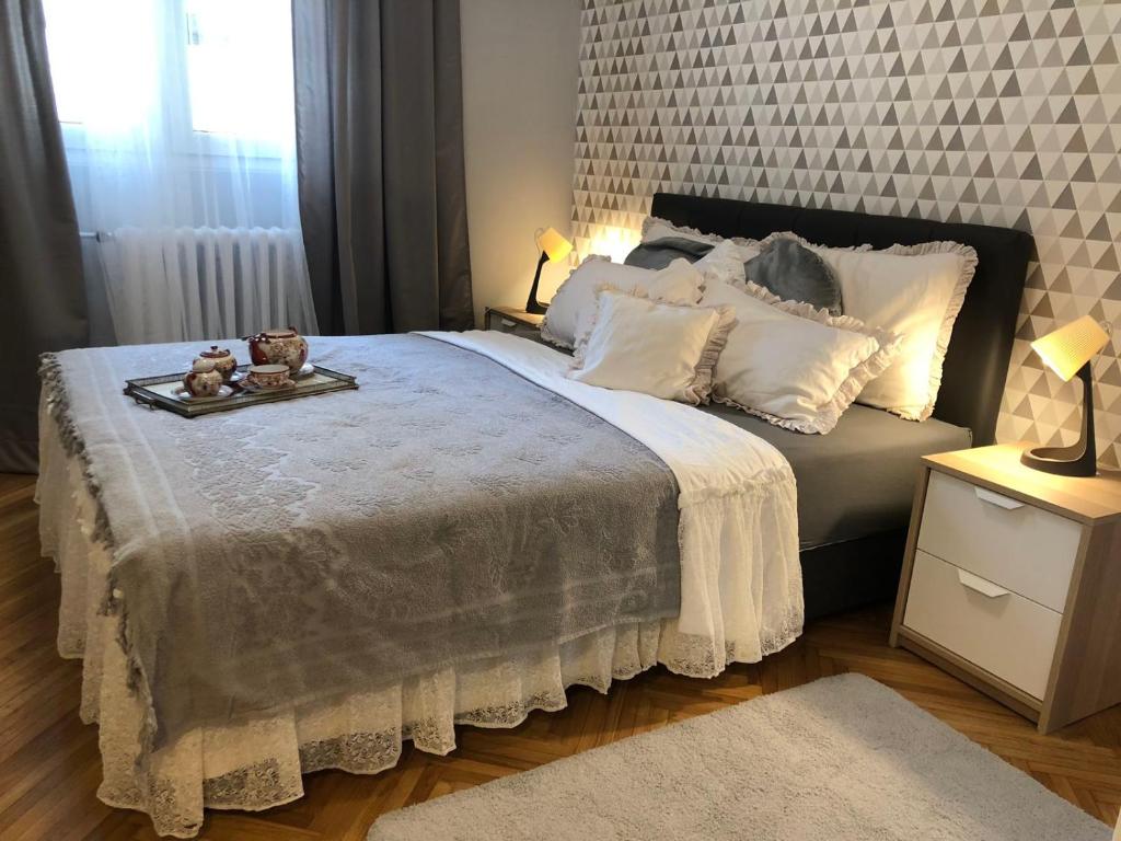 um quarto com uma cama com uma bandeja com ursos de peluche em Merci Apartment em Belgrado