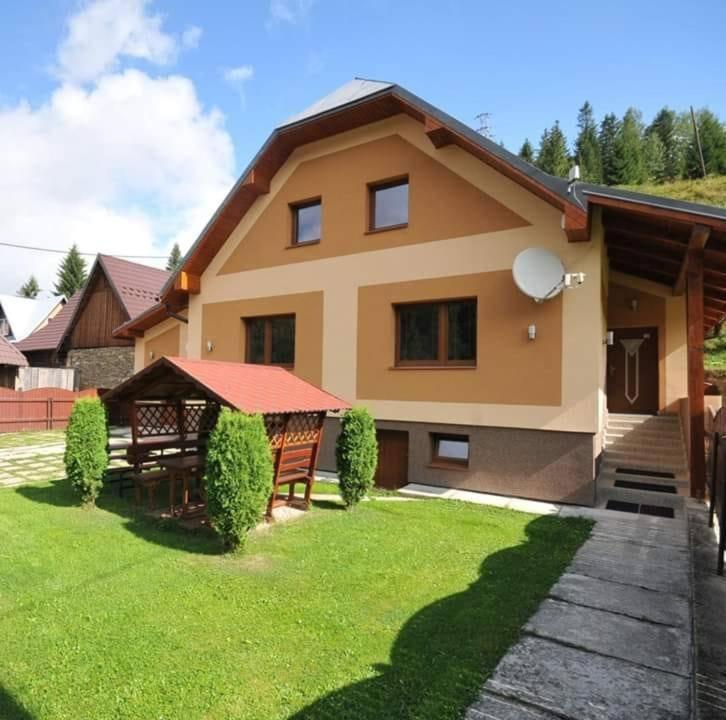Budova, v ktorej sa dom na vidieku nachádza